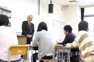 本学では学長自ら授業を受け持っています。「社会科指導法」では教室を“ 現場” に変えるための発問の切り口を探ります。