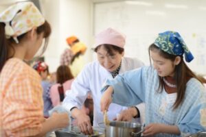 胎児から乳幼児期の栄養と食生活について学ぶ「こどもの食と栄養」。実習も行いながら食育指導のできる保育者を育てます。