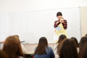 子どもが言葉を獲得するプロセスを学び、表現する力や聞く態度を育てる「言葉指導法」。絵本の読み方も実践します。