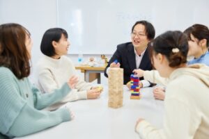 子どもの発達心理などの専門的な理解を深め、社会の様ざまな人たちと心を通わせ、信頼関係を築いていく人間性を育みます。