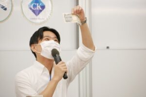 千円札を使ってお金の雑学を教授する栗田先生
