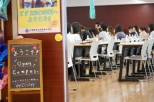 会場は季節感を大切にしながら、学生と教職員で作り上げています