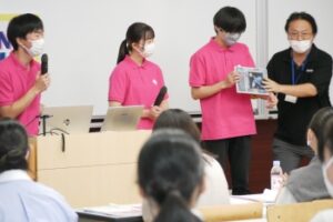 キッズビジネスコースの学生によるクイズ大会！ 賞品である本を手にした方は……