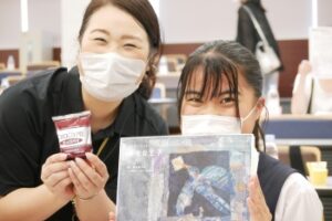 写真右側のこの方です！おめでとうございます。 職員と記念写真をパチリ！