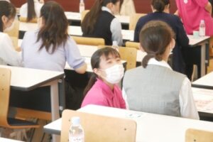 学生たちは参加者の皆さんと 目線を合わせて話してくれます