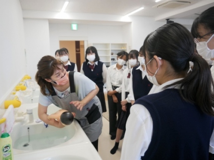 新生児の赤ちゃん人形を使って沐浴（もくよく）の<br />
実演を見学する千葉県立市川南高等学校2年生のみなさん