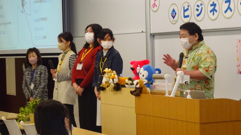 教員と学生のフリートークでビジネスライフ学科をご紹介。