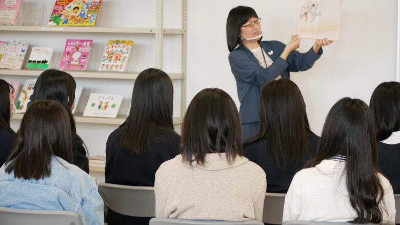 模擬授業「こどもの世界・絵本の世界」学科長横山先生の読み聞かせに涙する人も