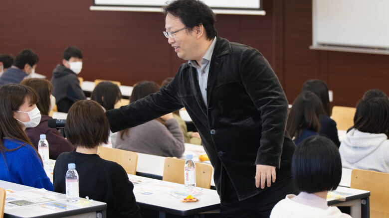 「出会えて良かった！」と学生たちをうならせる柏木先生。情熱ほとばしる熱血授業は必見だよ！