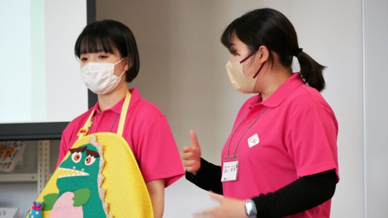 保育コース「入学すると模擬授業がたくさん。大勢の人の前で話すことにも慣れるからね」