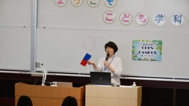 坂本先生による模擬授業。手描きの絵を赤青シートにかざして「動き」を表現していましたね。