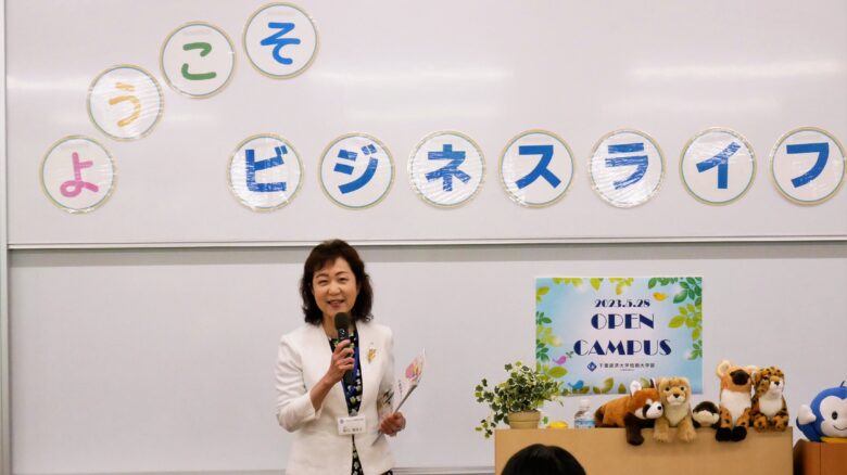 学科長の影山美佐子先生。ウエルカムスピーチをしてくださいました。