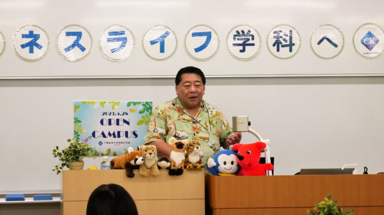 8月6日（日）の模擬授業でお会いしましょう。柳浦先生「必勝！英語リスニング攻略法」です。お楽しみに☆