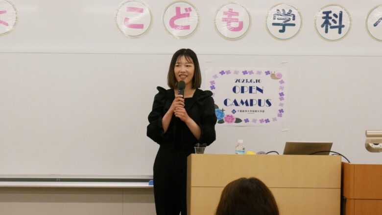 保育現場での出来事などを話してくれた卒業生。子どもが大好きなのが伝わってきましたね。