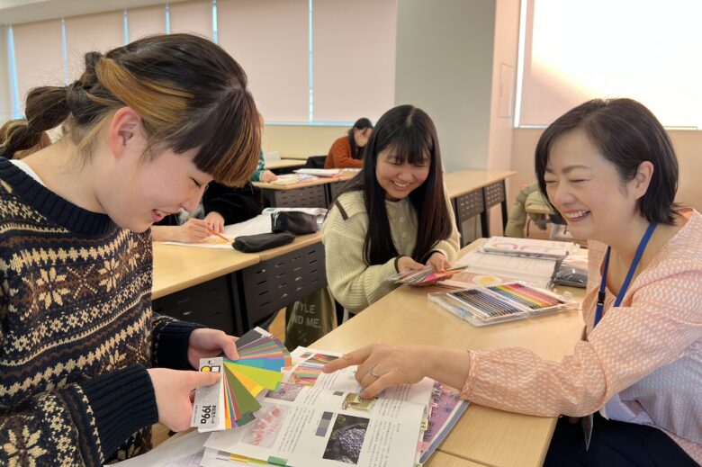 学校案内６ページには「色彩学」に関する動画も公開しています！ お時間ある時にぜひ視聴してみてね。<br />
