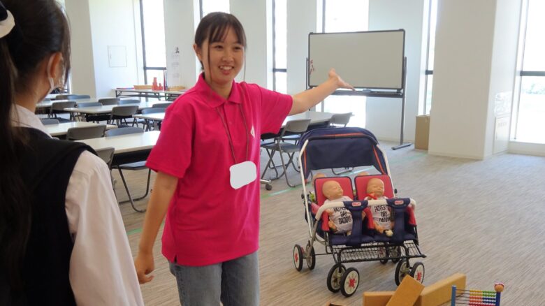 学生や教員が校内を笑顔でご案内♪