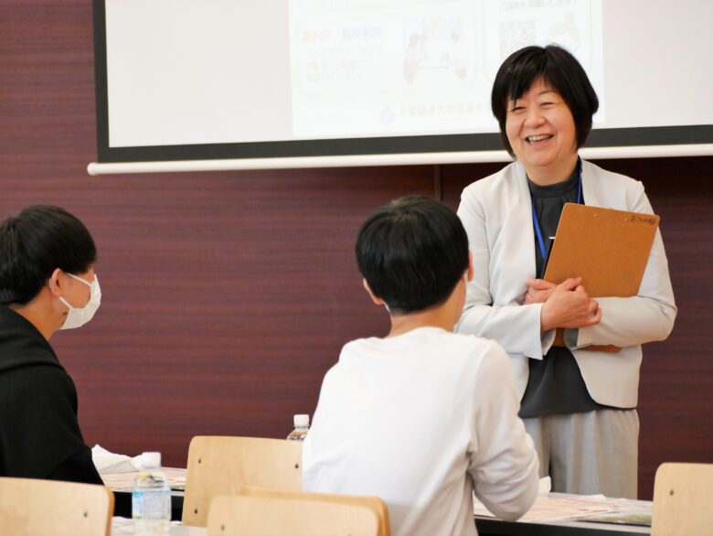 こども学科 浅川繭子准教授<br />
【担当科目/演習】保育原理、保育の計画と評価、 保育実習指導など<br />
