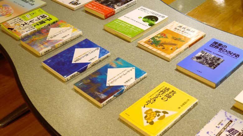 『子ども』関連の著書がズラリ！よく見ると佐久間勝彦学長先生の書籍も…？