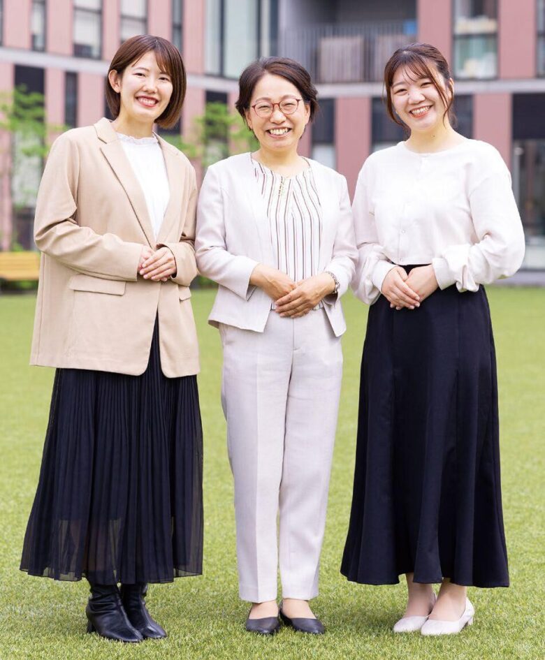 左からTさん、小倉先生、Yさん<br />
ココキャリには、<br />
お二人が幼稚園への就職を決めた経緯についても<br />
リアルに書かれています。