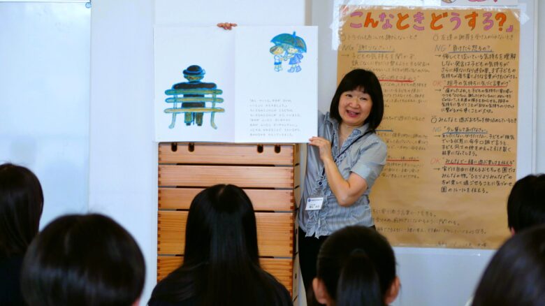 横山洋子学科長の体験授業。絵本「おじさんのかさ」を読みました。