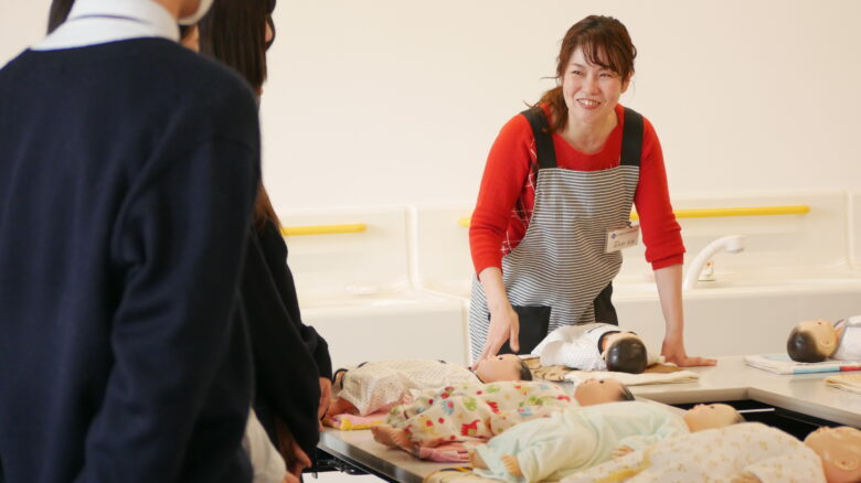 波多野先生の体験コーナーは、本当の赤ちゃんと同じ重さの人形で、赤ちゃんのお世話を体験！！
