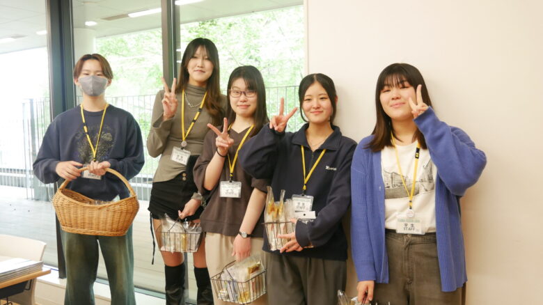 ビジネスライフ学科の会場でお出迎え。元気にお迎えします！