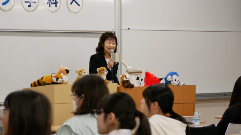 影山美佐子学科長の体験授業「知れば知るほどおもしろい 観光ビジネス」