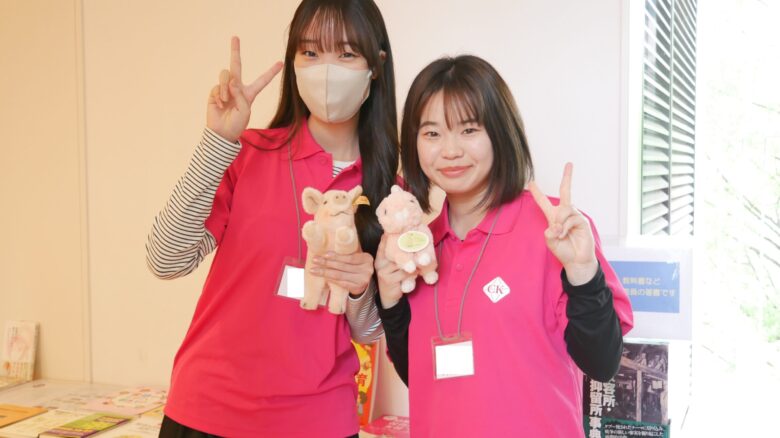 こども学科会場でのお出迎え。学生の笑顔で参加者の皆さんの緊張もほぐれます！