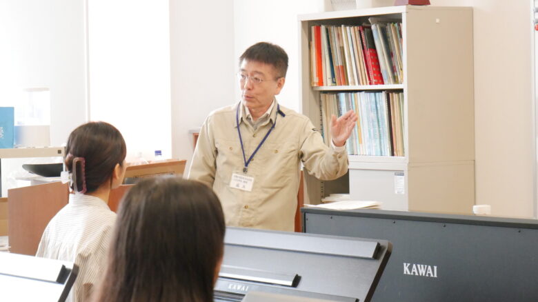 高木誠教授によるミニ授業「超入門ピアノ～子どもと歌うために～」