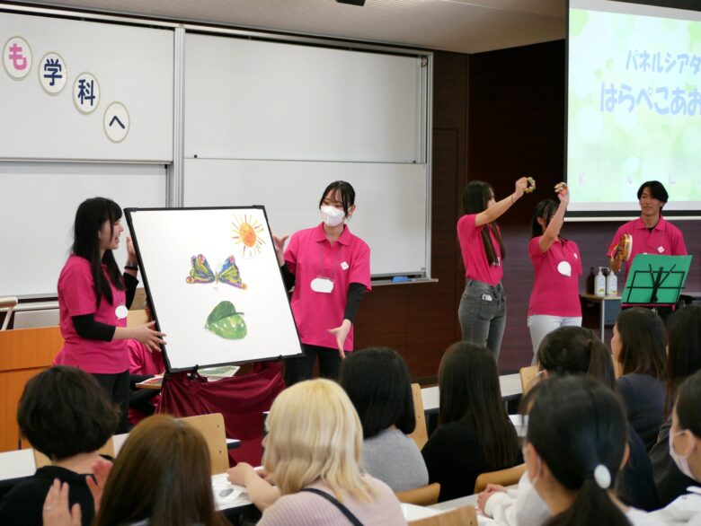在学生による「はらぺこあおむし」のパネルシアター