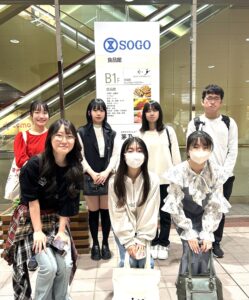 千葉そごう前に集合した選書委員7名の画像