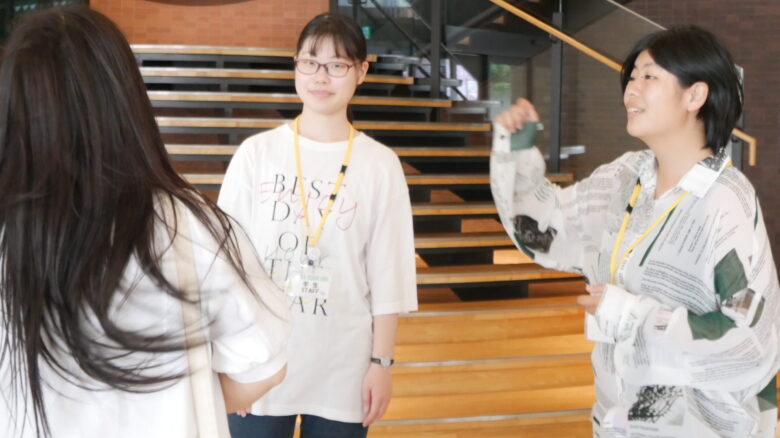 学生が学内を案内するキャンパスツアー