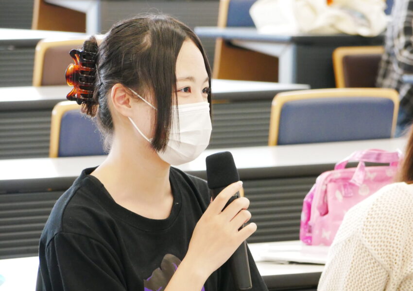朝海さんに質問をする学生