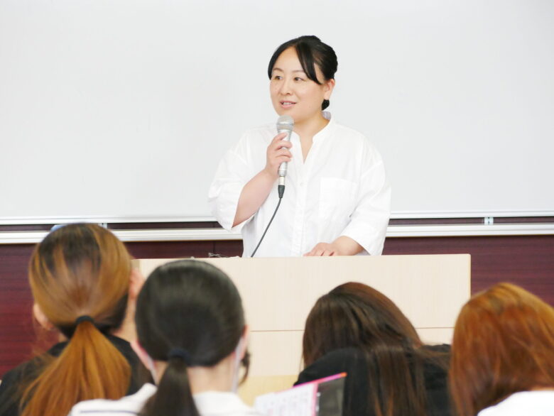 ビジネスライフ学科の学生たちの前で話す朝海さん