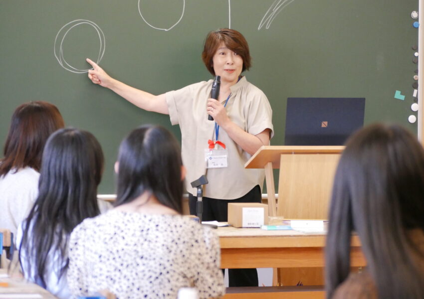 【ミニ授業】小学校教師の経験を持つ坂本晶先生。子どもが絵や工作など、何かを「つくる」ことで発想・技能、意欲、自己肯定感のほか「家族の関係」などが「つくられる」と教えてくれました。「つくることで、つくられる」。先生の好きな言葉だそうです。