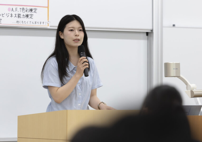 【卒業生スピーチ】 船橋市の公立保育士３年目になるHさん（2022年度保育コース卒業、船橋芝山高校出身）。「短大時代、幼稚園や母子支援施設でのボランティアを経験したおかげで、相手の立場に立って考えられるようになりました。ピアノは初心者だったので、かなり練習したのですが、就職して3年、いまだ弾く機会がありません（笑）」。