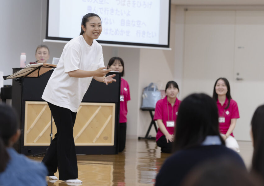 【卒業生】勝浦市の公立保育士として2年目になるKさん（2023年度保育コース卒業、安房高校出身）。音楽表現に関するミニ授業では、磯前先生と一緒になって歌ったり、身体を動かしたり。さすが保育のプロ！笑顔で明るく、楽しく。会場を盛り上げていく力に脱帽です。