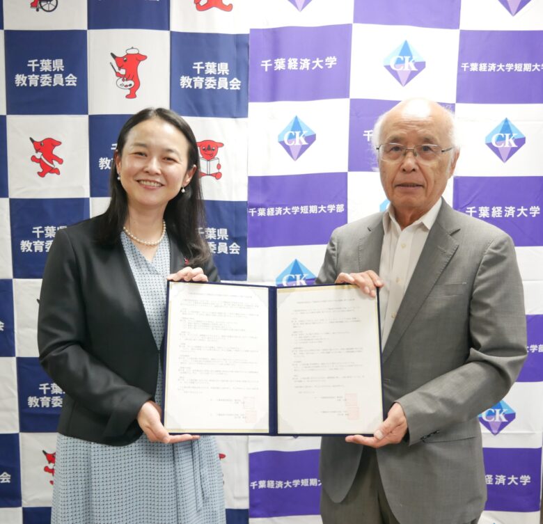 杉野可愛教育長(左)と佐久間勝彦学長(右)