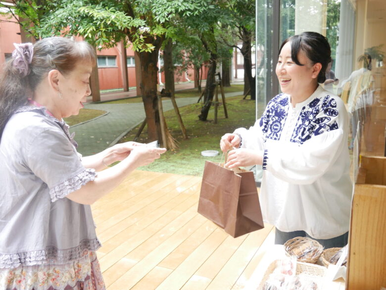 前々から注文していた教員が、
パウンドケーキ２本をお買い上げ！
