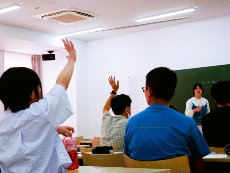 学生1人が先生となり、ほかの学生たちは児童に扮する「模擬授業」の様子。在学中からこのような練習を重ねることで、揺るぎない自信に繋がっていきます。