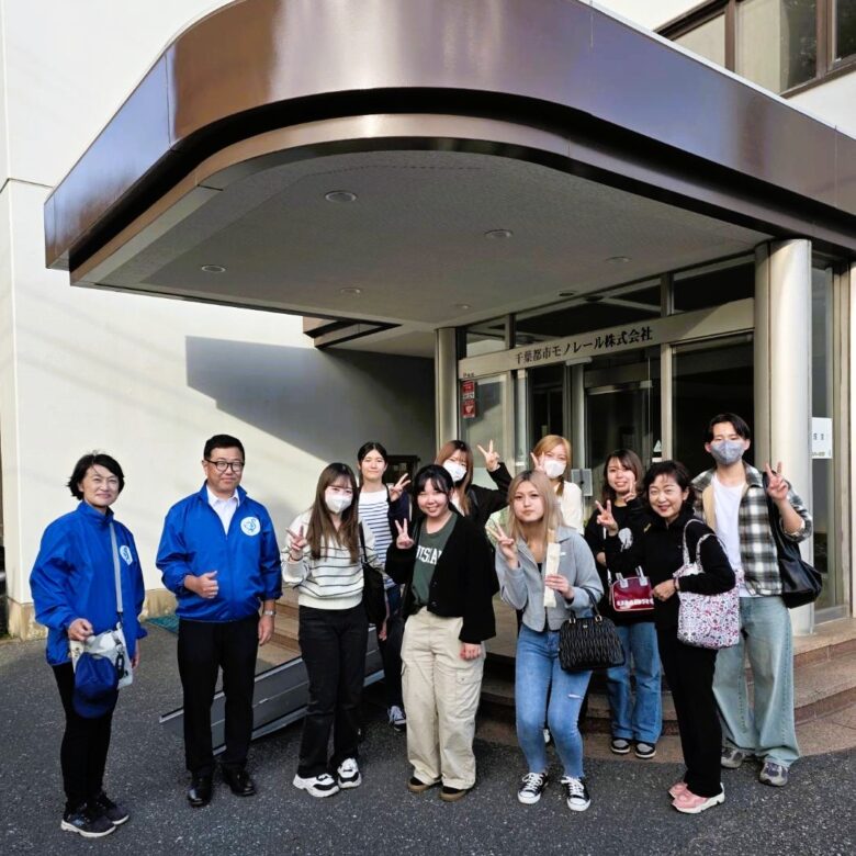 千葉都市モノレール本社前で、山元隆司社長と阪本未来子副社長と記念撮影をさせていただきました。ありがとうございます。