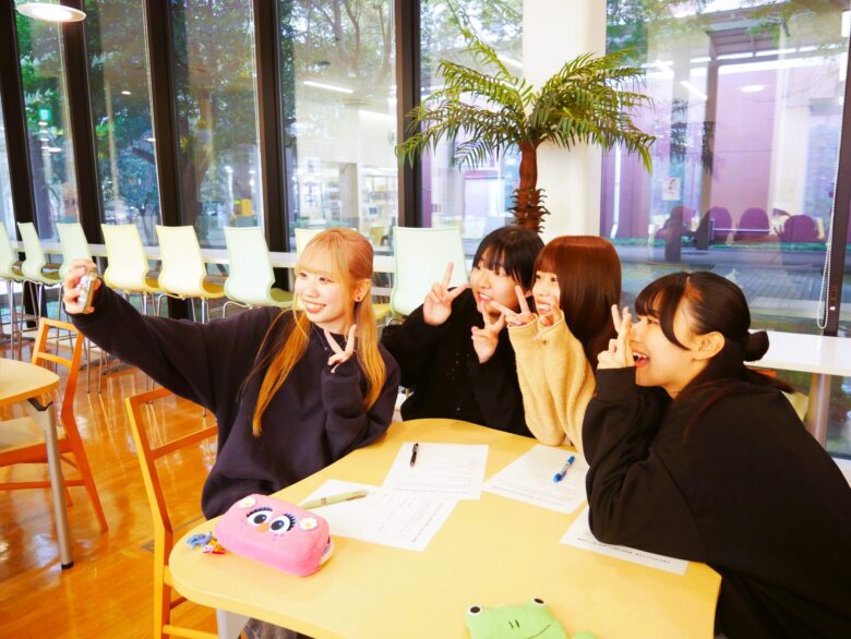 乳児院や母子生活支援施設へのボランティアをするサークル「ぺんぎんクラブ」にも入部! 友達もたくさんできました。実習以外は髪も自由に染められますよ!(写真左がOさん)