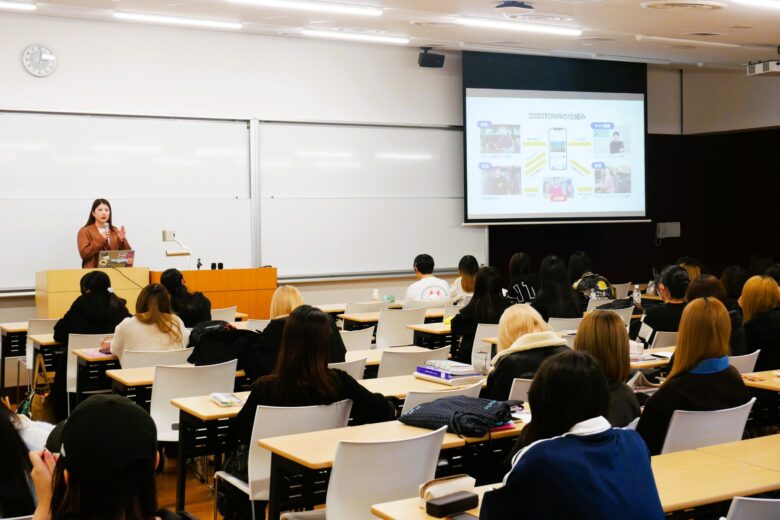株式会社ZOZOによる出前授業（ホスピタリティサービス）の様子