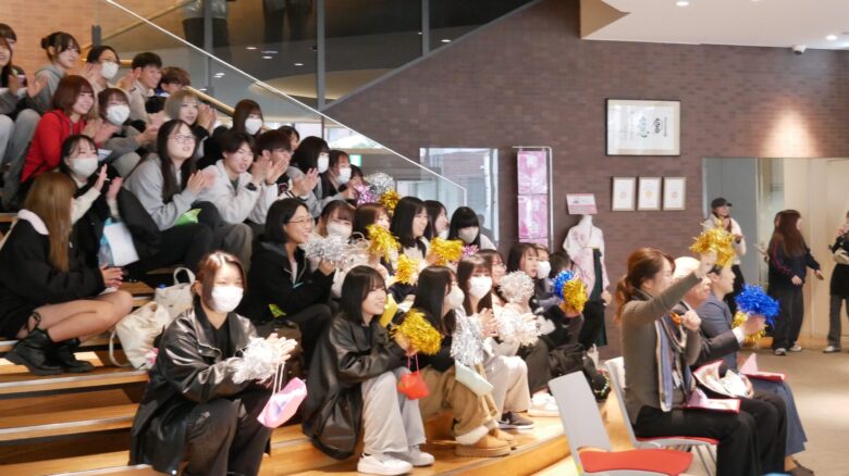 学生のみんなも手拍子でダンスを応援!