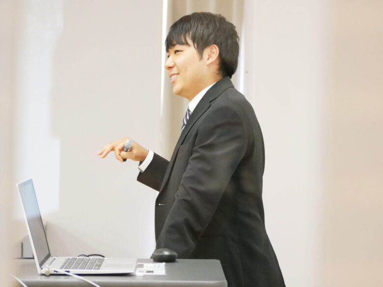 10月開催の就活スタートセミナーで、小学校教師を目指す本学の学生にリアルな話もしてくれましたよ。