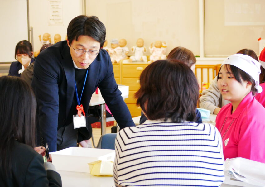 学生や先生と語らいながらステンドグラスを作っていましたね☆