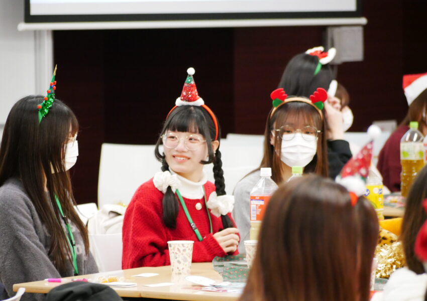 学生スタッフの洋服。サンタさんみたいでかわいいね☆