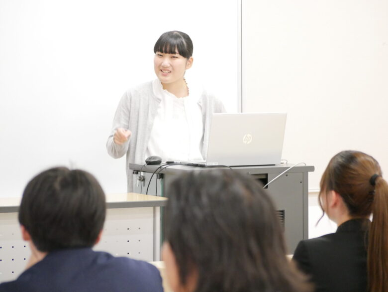 本学１年生のために来校して、自身の体験を語ってくれたY先生（10月開催の就活スタートセミナーで）