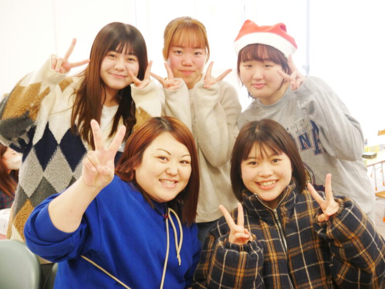 保育コース2012年度卒のTさん（写真下段左）と2023年度卒のOさん（同右）。今は「保護者のTさんとO先生」の間柄だそうです。