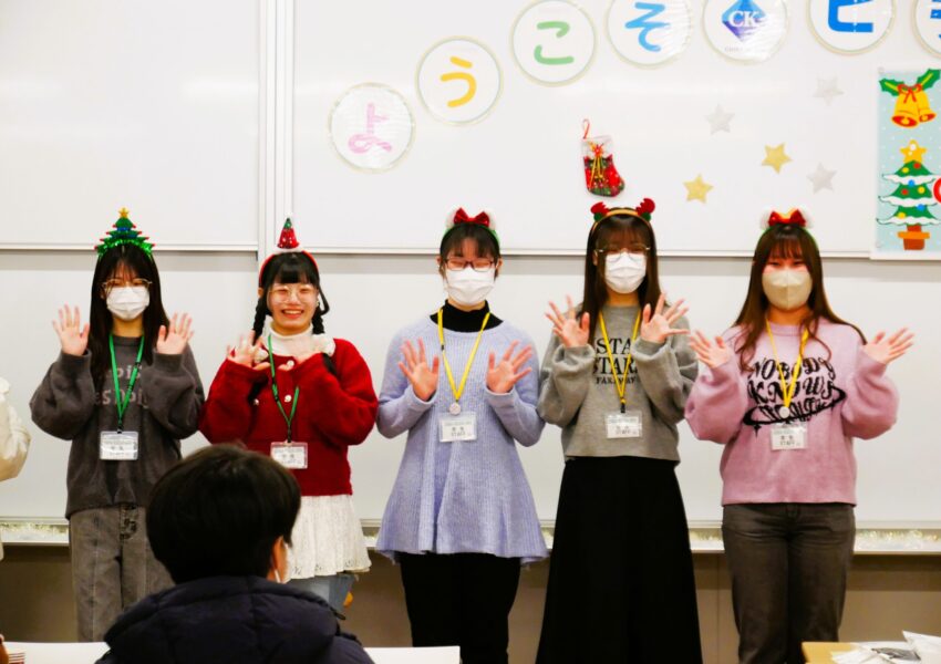 「ようこそ！」。学生スタッフも元気に挨拶しました！